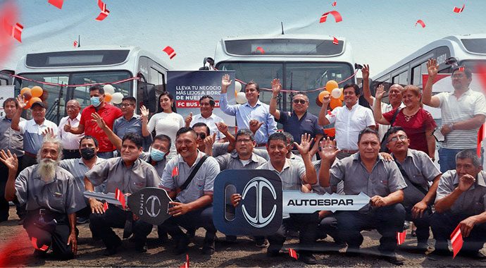 Representantes de Hino y del Concesionarios Autoespar hacen entrega de 4 unidades del FC BUS al Transnasa