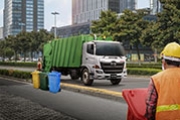 Camión Hino de la serie 500 recolector de basura en la calle 
