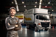 camion hino junto con un experto mecanico hino en un taller autorizado de hino