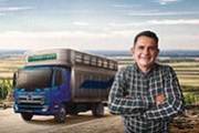 un hinotero feliz y emocionado de recorrer el peru a bordo de su camion hino