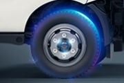 Hino Perú descubre cómo cuidar los neumáticos en camión detalle llanta camión blanco